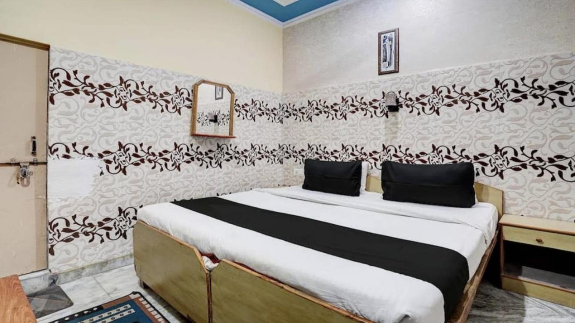 Pyrenees Homestay Agra  Exterior foto
